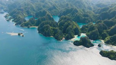 Yoğun yeşil bitki örtüsü ve turkuaz gölleri olan tropik adalar. Kayangan Gölü. Barracuda Gölü. Coron, Palawan. Filipinler.
