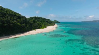 Turkuaz su, yeşil uçurumlar ve beyaz kumlu plajların bulunduğu tropikal kıyı şeridinin en üst görüntüsü. Puka Kabuğu, Boracay Adası, Filipinler.