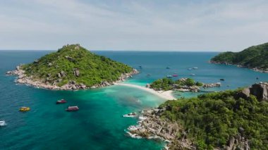 Canlı turkuaz suyu, kumlu plajı ve kayalık çıkıntıları olan sakin tropikal bir ada. Ko Nang Yuan, Tayland.