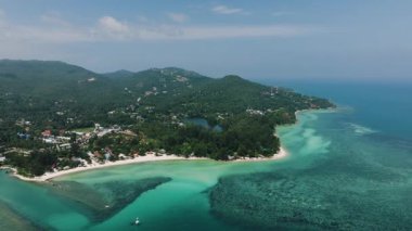Idyllic turkuaz göl kumlu plajlar ve açık gökyüzünün altındaki ormanlık tepelerle çevrili. Ko Pha Ngan, Tayland.
