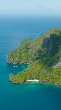 Cadlao Adası 'nda mavi denizle çevrili küçük bir sahil. El Nido, Palawan. Filipinler. Dikey görünüm.