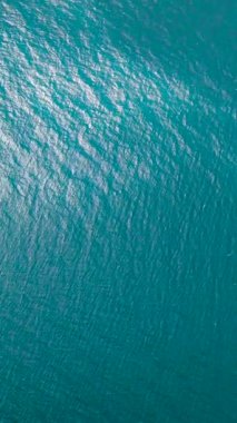 Derin mavi deniz manzarası ve San Jose, Romblon 'da güneş yansımalı dalgalar. Filipinler. Deniz Burnu. Dikey görünüm.