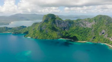 Cadlao Adası üzerinde kireç taşı oluşumu ve yeşil ağaçlar. El Nido, Palawan. Filipinler.