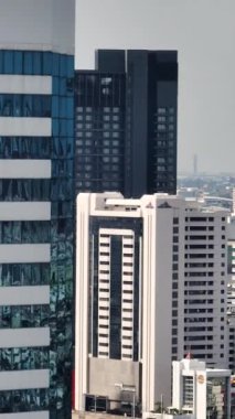 Bangkok 'un şehir manzarası şehri modern mimari ile aydınlatıyor. Bangkok, Tayland.