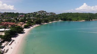 Turkuaz su, yeşil kıyı şeridi ve açık mavi gökyüzü altında dağınık tekneler geniş bir manzara. Bo Put. Ko Samui, Tayland.