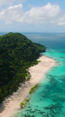 Okyanus dalgalı beyaz kum ve turkuaz deniz suları. Puka Deniz Kabuğu Sahili. Boracay, Filipinler. Dikey görünüm.