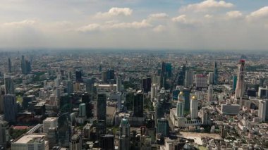 Şehir manzarası yeşillik parçalarıyla birbirine karışmış kentsel yayılma gösteriyor. Bangkok, Tayland.