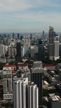 Modern gökdelenlerle ve tarihsel mimariyle harmanlanmış bir gökyüzü. Bangkok, Tayland.