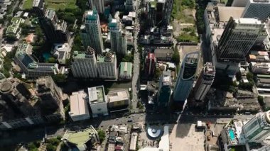 Şehir merkezinde modern gökdelenler, otoyollar ve hareketli şehirde yeşil alanlar var. Bangkok, Tayland.