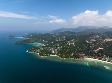 Turkuaz su, yemyeşil yemyeşil ve tropikal çevreye sahip sakin kıyı şeridi. Ko Pha Ngan, Tayland.