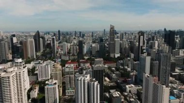 Modern gökdelenlerle ve tarihsel mimariyle harmanlanmış bir gökyüzü. Bangkok, Tayland.