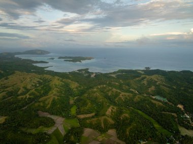 Dağ vadisi ve yağmur ormanları olan tropik adalar. Santa Fe, Tablas, Romblon. Filipinler.