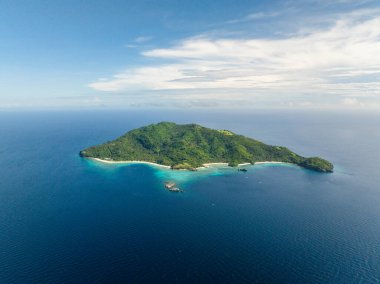 Mavi denizle çevrili Cobrador Adası. Romblon, Filipinler. Seyahat kavramı.