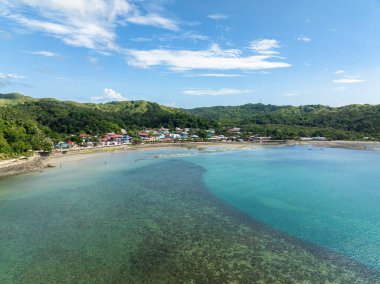 Sahile ve dağa yakın küçük bir kasaba. Santa Fe, Tablas, Romblon. Filipinler.
