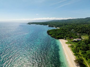 Güneş yansımalı mercan resifli turkuaz deniz suyunun havadan görünüşü. Carabao Adası, Romblon. Filipinler.