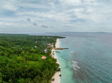 Kristal berrak okyanus dalgalarıyla beyaz kumsal. Poblacion San Jose, Carabao Adası 'nda. Romblon. Filipinler.