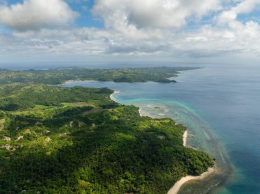 Beyaz kumlu plajı, mavi gökyüzü ve bulutları olan tropik bir ada. Santa Fe, Tablas, Romblon. Filipinler.