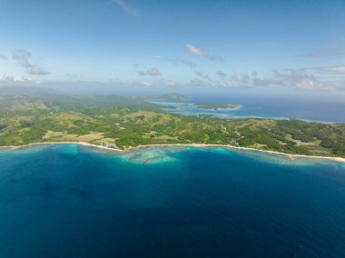 Santa Fe, Tablas, Romblon 'da beyaz kum ve turkuaz suyu olan kıyı şeridi manzarası. Filipinler.