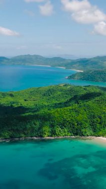 Berrak turkuaz suyu olan tropik plajlar. El Nido, Palawan. Filipinler. Dikey görünüm.
