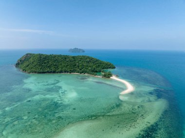 Etrafı kristal berrak sularla çevrili mercan resifleri ve kumlu bir kıyı şeridiyle dolu. Ko Pha Ngan, Tayland.