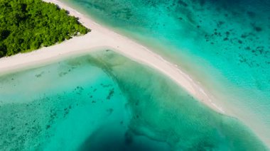 Denize uzanan el değmemiş turkuaz suyla çevrili yeşil ada. Bon Bon, Romblon, Filipinler.