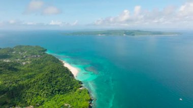 Turkuaz su, yemyeşil yemyeşil ve kıyı boyunca uzanan kumlu plajlı tropik sahil şeridi. Boracay Adası, Filipinler.
