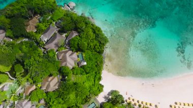 Turkuaz suyu ve beyaz kumlu, yemyeşil bir sahil beldesinin havadan görünüşü. Boracay Adası, Filipinler.