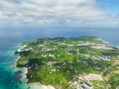 Boracay Adası 'ndaki otellerin, otellerin ve binaların insansız hava aracı görüntüsü. Filipinler.