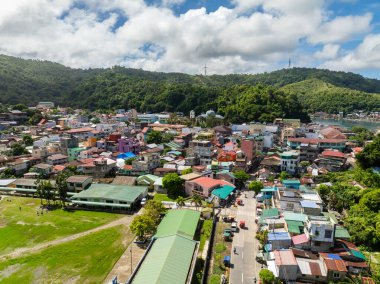 Sokakları ve evleri olan bir şehir. Romblon Adası, Romblon, Filipinler.