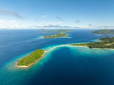 Romblon, Romblon 'daki adaların kumlu sahillerinin insansız hava aracı görüntüsü. Filipinler.