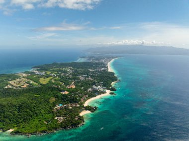 Kıyı şeridinde dalgalar ve turkuaz berrak suyla kumsalın insansız hava aracı görüntüsü. Boracay, Filipinler.