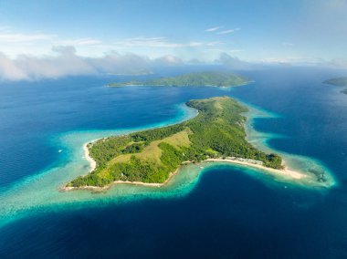 Beyaz kumlu plajları olan tropik adalar. Mavi gökyüzü ve bulutlar. Romblon, Romblon. Filipinler.