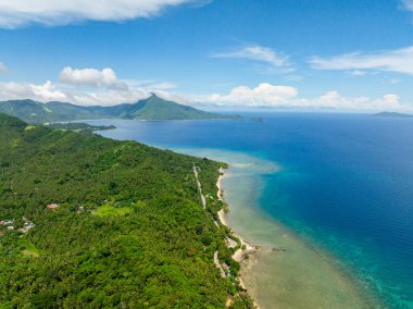Sahili, turkuaz suyu ve mercanları olan adanın havadan görünüşü. San Agustin, Tablas Adası. Romblon, Filipinler.