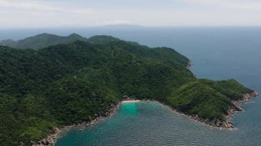 Zümrüt koy kristal berrak su ile çevrili yemyeşil tepeler ve kayalık kıyı şeridi. Koh Tao, Tayland.