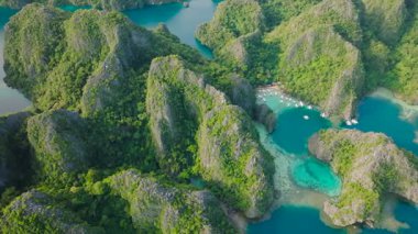 Suların kenarında yüzen balıkçı tekneleri. Kayangan Gölü 'ndeki muhteşem kireçtaşı kayaları. Coron, Palawan. Filipinler.