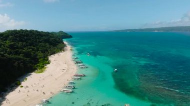 Turkuaz suları ve kumlu kıyıları olan popüler tropikal plajlar insanlarla dolup taşıyor. Puka Deniz Kabuğu Sahili. Boracay, Filipinler.