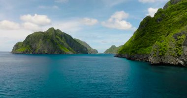 Mavi denizi ve güzel kaya oluşumları olan tropik adalar. El Nido, Palawan. Filipinler. 5 bin..