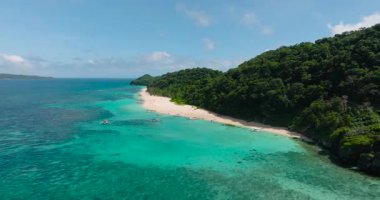 Puka Shell Sahili 'nde temiz su ve beyaz kum. Mavi gökyüzü ve bulutlar. Boracay, Filipinler. 5 bin..