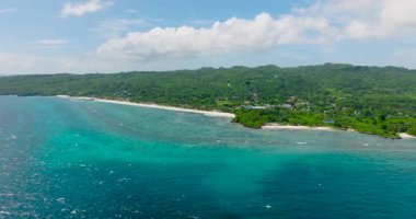 Sahilleri olan Carabao Adası. Mavi gökyüzü ve bulutlar. San Jose, Romblon. Filipinler. 5 bin..