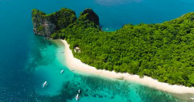 Helikopter plajı ve turist botları. Turkuaz deniz suyunun üzerinde güneş yansıması. El Nido. Palawan, Filipinler. 5 bin..