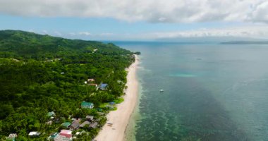 Turkuaz su ve mercanlar beyaz plajda. San Jose, Romblon. Filipinler. 5 bin..