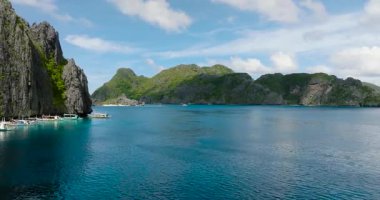 Tapiutan Adası yakınlarında deniz aşırı tekneler. Mavi gökyüzü ve bulutlar. El Nido, Palawan. Filipinler. 5 bin..