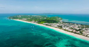 Boracay sahillerinin beyaz kumları, turkuaz suları ve dalgaları olan manzarası. Filipinler 'de bir ada. 5 bin..