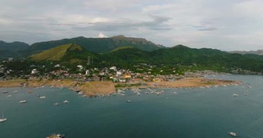 İskelesi olan dağ kenti. Coron Town Proper 'da tur tekneleri. Palawan, Filipinler. 5 bin..
