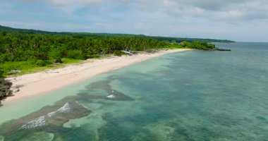 Mercanların üzerinde okyanus dalgaları ve Romblon 'da beyaz kum plajı. Carabao Adası. Filipinler. 5 bin..