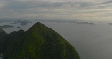 El Nido, Palawan 'daki Tropikal Adalar, karanlık bulutların altında. Filipinler. 5 bin..