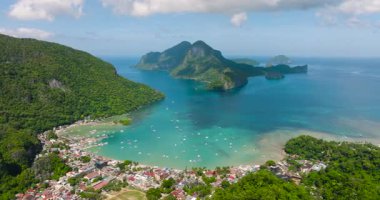 El Nido, Palawan. Turkuaz deniz suyunun üzerindeki güzel tekne manzarası. Filipinler. 5 bin..