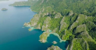 Mavi deniz ve Palawan, Coron 'da kireçtaşı kayaları olan göller. Filipinler. 5 bin..