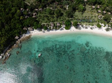 Etrafı yemyeşil tepeler ve turkuaz suyla çevrili tenha beyaz kumlu bir sahil. Köpekbalığı Körfezi. Koh Tao, Tayland.