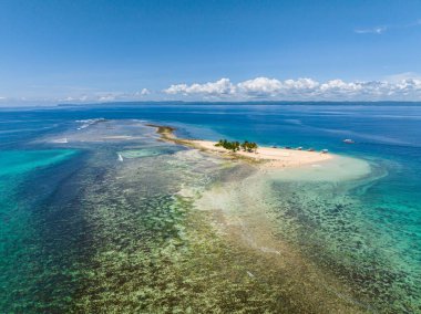 Hagonoy Adası mercan resifi ve turkuaz suyla çevrili. Surigar del Sur 'daki Britanya Adası. Filipinler.